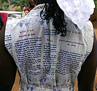 Camerún: vestida con la Biblia para predicar el Evangelio