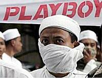 300 radicales musulmanes atacan la nueva sede de 'Playboy' en Yakarta