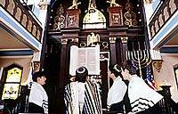 Judíos ultraortodoxos se saltan las prohibiciones de los rabinos en los cibercafés