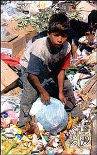 Niños que se ganan la vida buscando entre los basureros de Nueva Delhi