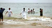 Un bautismo `multiétnico´ evangélico en la playa de Ondarreta lleva el testimonio cristiano a toda la región