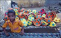 Más de 10.000 niños fabrican pelotas de fútbol en la India