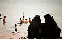 Denuncian a un parque acuático por prohibir bañarse vestidas a cinco niñas musulmanas