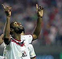 Kanouté, futbolista del Sevilla, no lleva publicidad por motivos religiosos