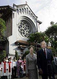 La oración de Bush en una iglesia de Hanoi