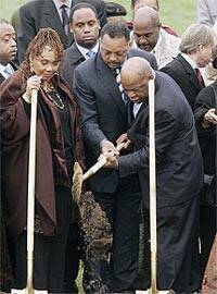Bush y Clinton asisten al comienzo del monumento al pastor protestante Martin Luther King  en Washington