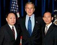 Bush defiende la libertad religiosa tras asistir a un culto religioso en Vietnam