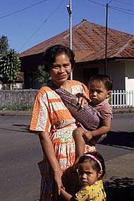 25.000 familias afectadas por el tsunami de Indonesia siguen sin casa ni tierras