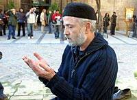 El presidente de la Junta Islámica reza junto a la mezquita de Córdoba para pedir el uso conjunto del templo