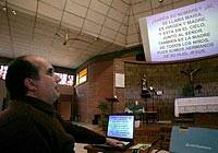 Instalan «karaokes» en iglesias católicas para animar a cantar a los feligreses