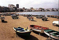Sociedad Bíblica impulsa en la playa de Valencia un proyecto sobre Biblia y mar, con dos mil evangelios de Lucas repartidos