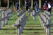 Un grupo de nazis profanan medio centenar de tumbas de soldados musulmanes en Francia