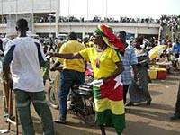 Jóvenes futbolistas de la Copa de África escuchan la Palabra de Dios en Togo