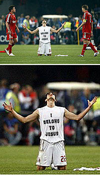 Los «tiffossi» aclaman a Kaká, y él adora a Dios, tras lograr el Milan la Champions League
