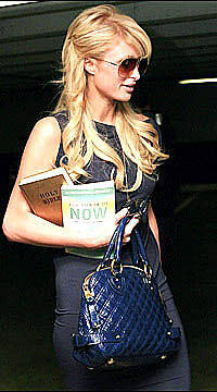 Paris Hilton se refugia en la Biblia y en libros de autoayuda