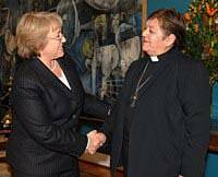 Bachelet recibe a la nueva capellana evangélica de La Moneda y crea una Oficina de Asuntos Religiosos