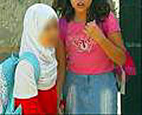 Obligan a aceptar en una escuela de Gerona a una niña con pañuelo islámico