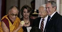 Bush entrega la Medalla de Oro del Congreso de EEUU al Dalai Lama