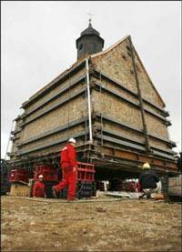Una iglesia alemana de 750 años cambia de ubicación para explotar una mina bajo sus cimientos