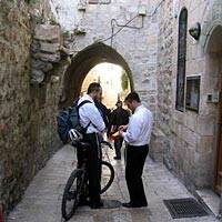 Cristianos de Jerusalén denuncian que ultraortodoxos judíos les escupen continuamente