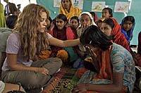 Shakira, conmocionada con la canción de una niña huérfana en Bangladesh