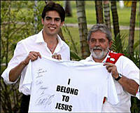 Kaká le da en persona a Lula su camiseta del Milan con la frase `Yo pertenezco a Jesús´