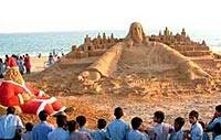 Levantan un enorme Cristo de arena en la India