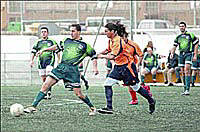 Gitanos cristianos y guardias civiles juegan un partido amistoso de fútbol en Málaga