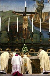El Papa da la espalda a los fieles católicos, por vez primera tras el Vaticano II, en una ceremonia
