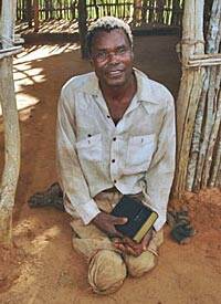 Un pastor discapacitado hace que la gente corra a escuchar las Escrituras en audio