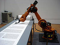 `Bios Biblie´, el robot que copia la Biblia de Lutero en caligrafía y a pluma