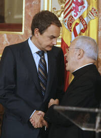 Zapatero se reunirá con el nuncio vaticano para tratar la crisis con los obispos