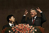Franklin Graham predica a 12.000 personas en China antes del terremoto