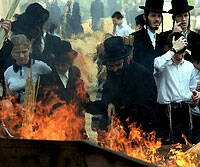 Judíos ultraortodoxos queman centenares de Nuevos Testamentos en Israel