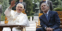 Cálida acogida del Papa a Bush, que levanta rumores de su conversión al catolicismo