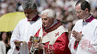 Ratzinger ordena que en el Vaticano se comulgue de rodillas y `sin manos´