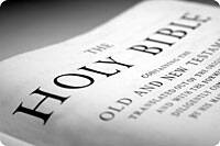 Demanda gay contra dos editoriales cristianas por tratar sus biblias la práctica homosexual como pecado