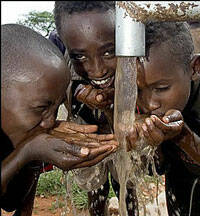Dos millones de niños mueren cada año por enfermedades causadas por la falta de agua potable