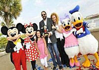 Juan Luis Guerra recibe el premio `Mouscar´ de Disney