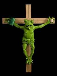 Una rana crucificada en una exposición de arte desata protestas en Italia