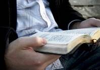 Españoles y franceses, los europeos que menos leen la Biblia