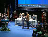 Juan José Cortés recibe la medalla de Oro de Huelva en medio de una ovación memorable