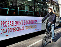 Dos líneas de bus de Barcelona llevan ya publicidad a favor del ateísmo