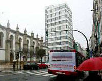 Los buses ateos llegan a La Coruña, junto a tres autobuses con mensajes cristianos