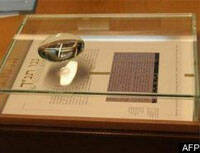 Una ‘nano-Biblia’, regalo de Shimon Peres a Benedicto XVI