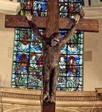 Un gorila crucificado preside el altar de una antigua iglesia londinense