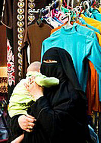 Francia: llevar «burka» en público podría multarse con 750 euros