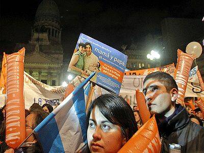 Tras arduo debate y manifestaciones a favor y en contra, Argentina aprueba el matrimonio gay