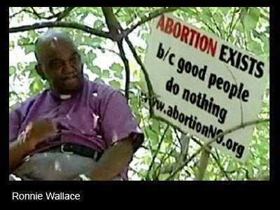 Pastor jubilado se sube a un árbol y predica contra el aborto en Carolina del Norte
