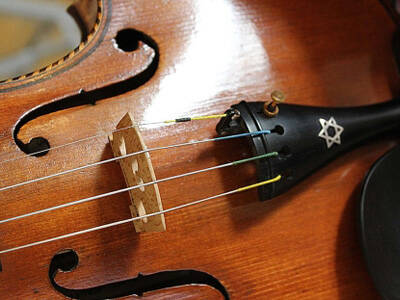 Una exposición recoge los violines que pusieron música al horror del Holocausto judío